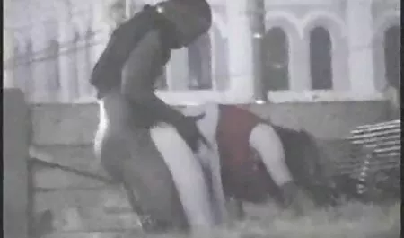 Мама свирка българско порно и мастурбира